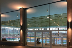 Rahmenlose Glastrennwand Schwimmhalle